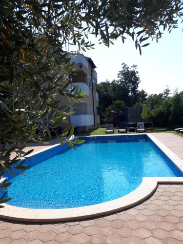 Guesthouse ''Barboska'' - big outdoor swimming pool & private tennis court