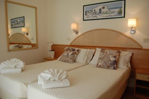 Double Room with Balcony and Sea View image 5