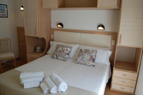 Double Room with Balcony and Sea View image 6