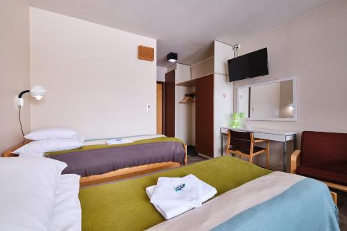3 twin beds