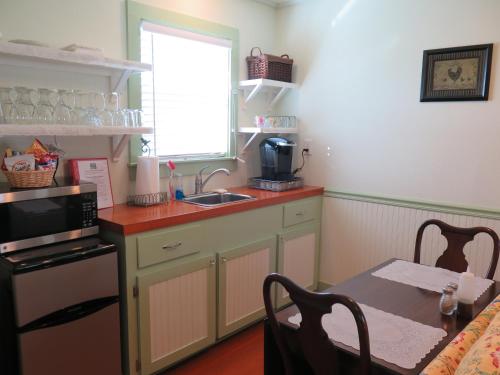 Yellow House B&B in Salado, USA