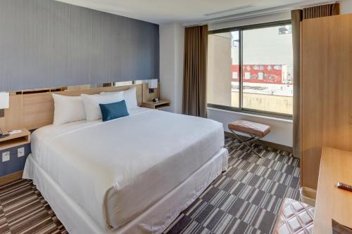 Microtel Inn by Wyndham Long Island City - image 5