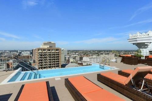 Couples GetAway Rooftop Walk Everywhere 2bdr - image 9