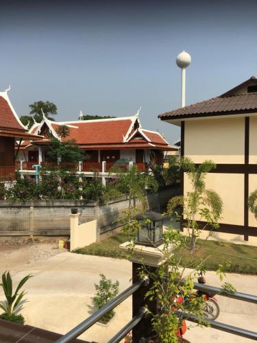 SUNRAY Guesthouse สุนันท์บ้านพักริมคลอง in Uthai Thani