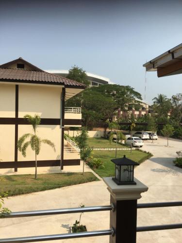 SUNRAY Guesthouse สุนันท์บ้านพักริมคลอง in Uthai Thani