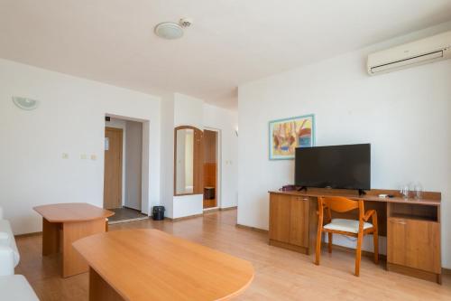 Perla Plaza Hotel - image 5