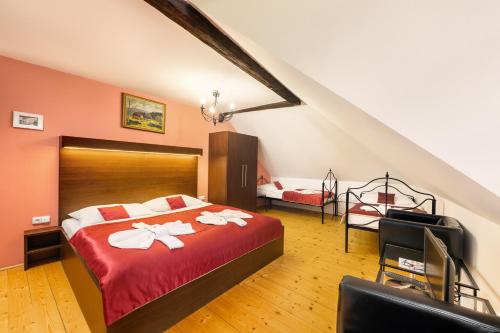 1 queen bed, 2 twin beds