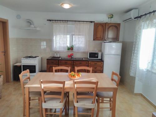  Apartment Pojatica in Sumartin