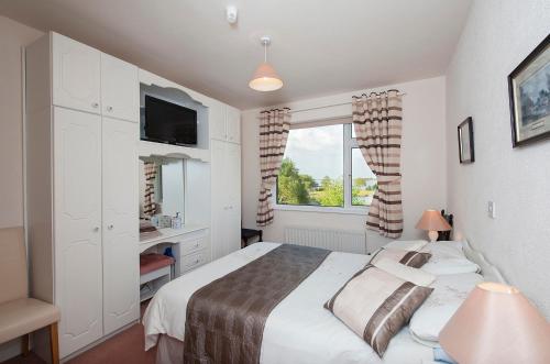 The Waterfront House Country Home - image 3