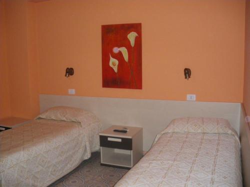 1 queen bed, 1 twin bed