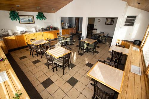 Restaurant, FairBridge Inn and Suites Missoula in Missoula