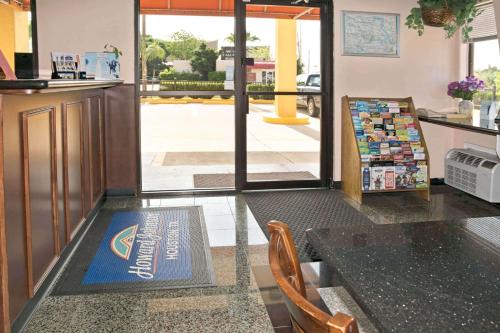 อาหารและเครื่องดื่ม, Howard Johnson by Wyndham Houston Heights/Downtown near บ้านกระป๋องเบียร์