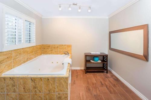 ハワード ジョンソン ホテル & スイーツ バイ ウィンダム オレンジ