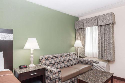 Howard Johnson by Wyndham Newark Airport