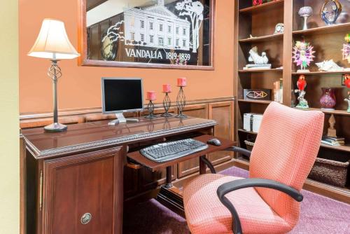 Ramada by Wyndham Vandalia - image 3