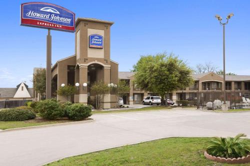 Howard Johnson by Wyndham Grand Prairie Near Lone Star Park - main image