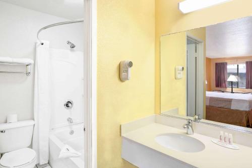 浴室, 莫德斯托塞雷斯溫德姆豪生酒店 (Howard Johnson by Wyndham Modesto Ceres) in 莫德斯托 (CA)