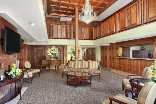 Ramada by Wyndham Saginaw Hotel & Suites in Saginaw, USA