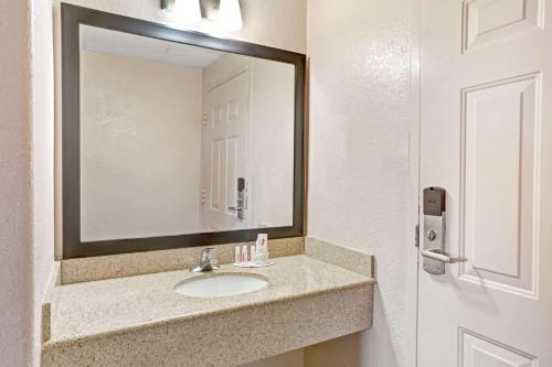 Howard Johnson by Wyndham Galveston in Galveston, USA