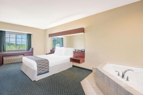 Deluxe Queen Suite with Spa Bath - Non-Smoking