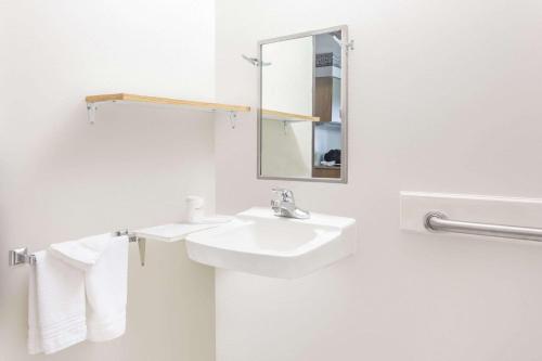 Boarders Inn & Suites by Cobblestone Hotels - Brush - image 10