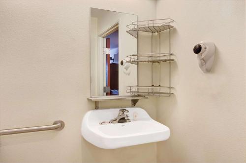 Microtel Inn & Suites by Wyndham Indianapolis Airport - main image