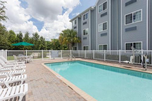 Microtel Inn & Suites By Wyndham Spring Hill/Weeki Wachee