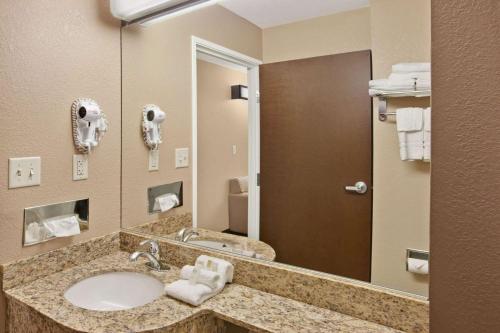 Microtel Inn & Suites by Wyndham Sayre image 13