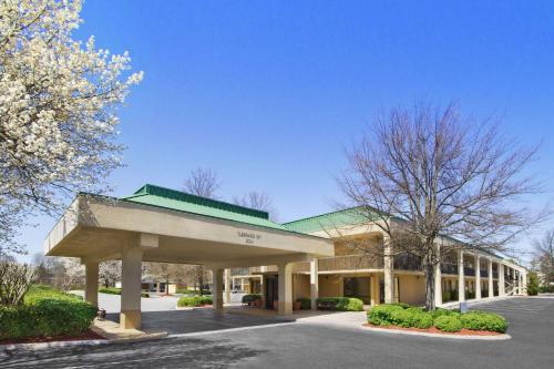 . Howard Johnson by Wyndham Greensboro Near the Coliseum