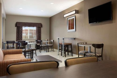 Microtel Inn & Suites Kenedy