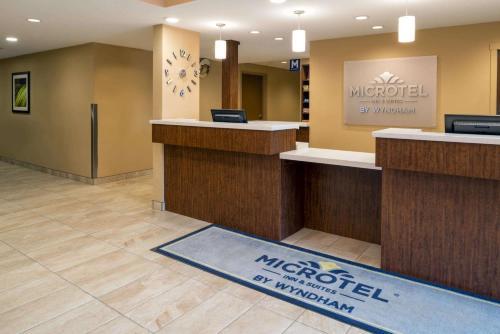 Lobby, Microtel Inn & Suites by Wyndham Red Deer in Red Deer (AB)