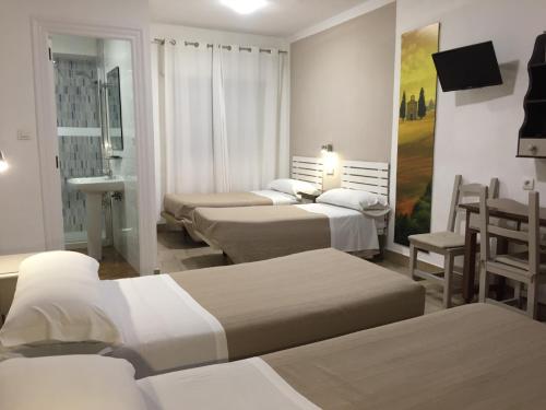 4 twin beds