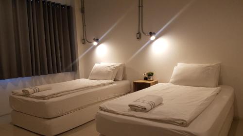 Twin room, city view, shared bathroom