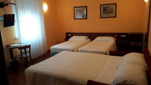 1 king bed, 2 twin beds