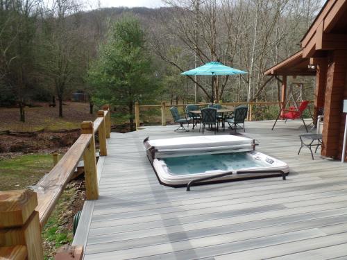 Creekside Paradise Bed and Breakfast - 온수 욕조