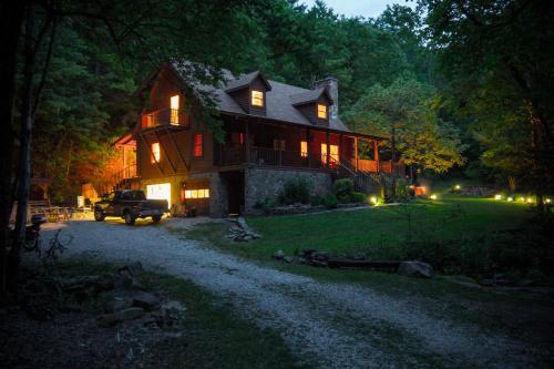 Creekside Paradise Bed and Breakfast - 출입구