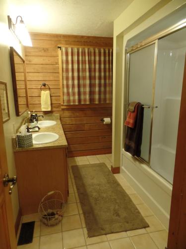 Creekside Paradise Bed and Breakfast