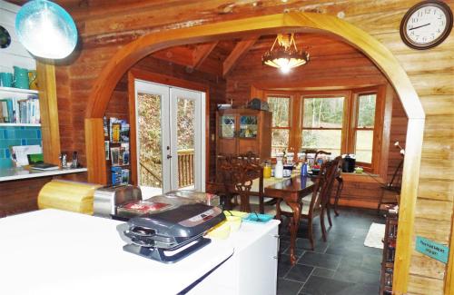 Creekside Paradise Bed and Breakfast - 편의 시설/서비스