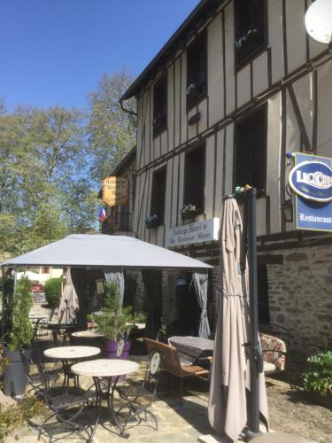 Exterior view, Auberge Henri IV in Lubersac