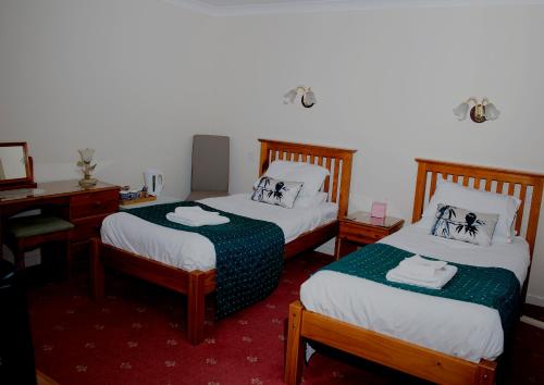 2 twin beds