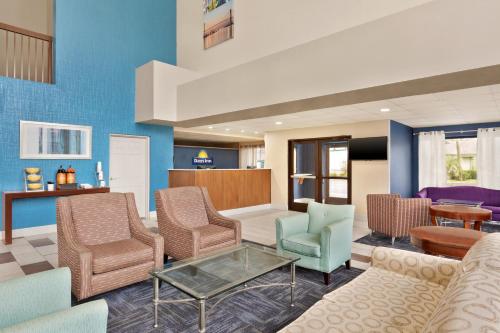 Days Inn & Suites by Wyndham Savannah Midtown