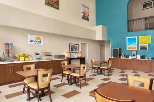 Days Inn & Suites by Wyndham Savannah Midtown