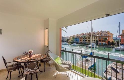 Apartamento con piscina ,playa con vistas panorámicas en la Marina de Sotogrande