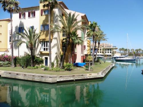 Apartamento con piscina ,playa con vistas panorámicas en la Marina de Sotogrande