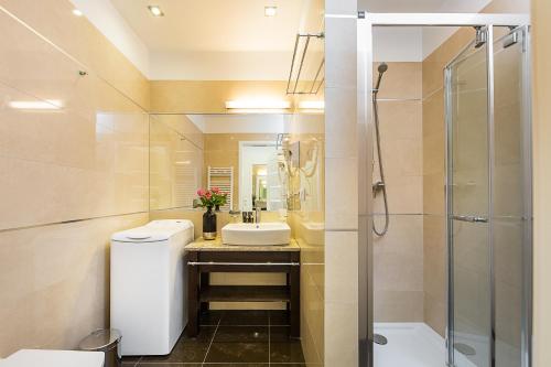 2 bedrooms, 3 beds