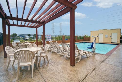 Swimming pool, Galveston Inn & Suites Hotel in Galveston (TX)