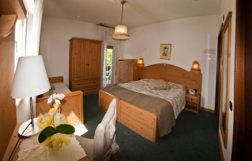 1 queen bed, 1 twin bed