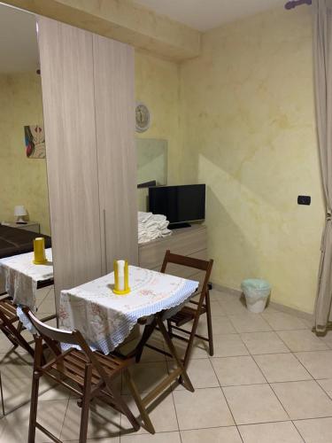 Airport Bedroom House - image 8
