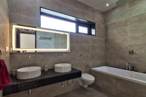 Six-Bedroom House image 5