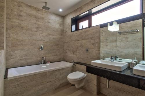 Six-Bedroom House image 3